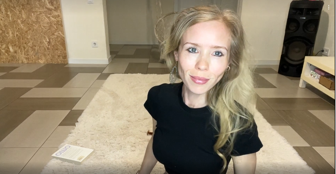 Elena - Clip pretending